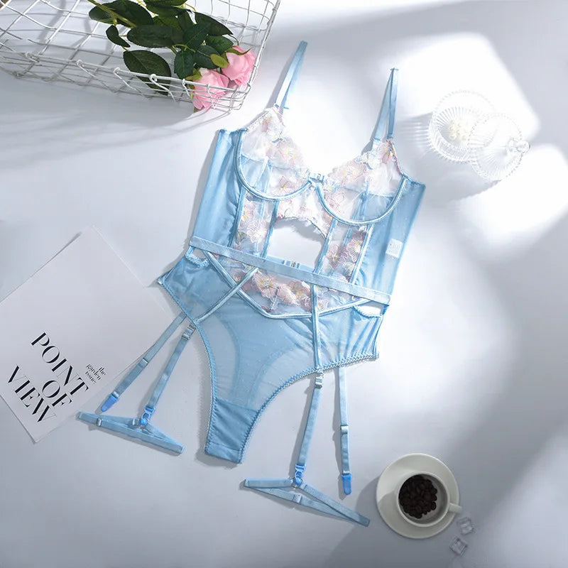 Profundamente enamorada de la moda del verano de 2026: bordado de encaje, artesanía compleja y resistente, body con aro, liguero y cinturón transparente en la cintura.