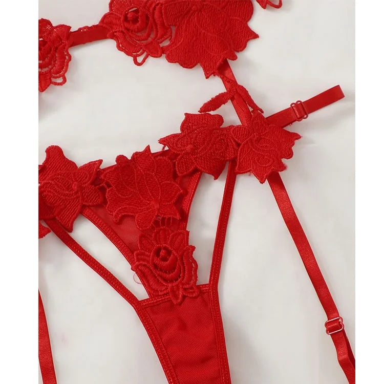Profundamente enamorada del nuevo y moderno conjunto de lencería de mujer rojo intenso con transparencias, sujetador y bragas sexys de 2026.