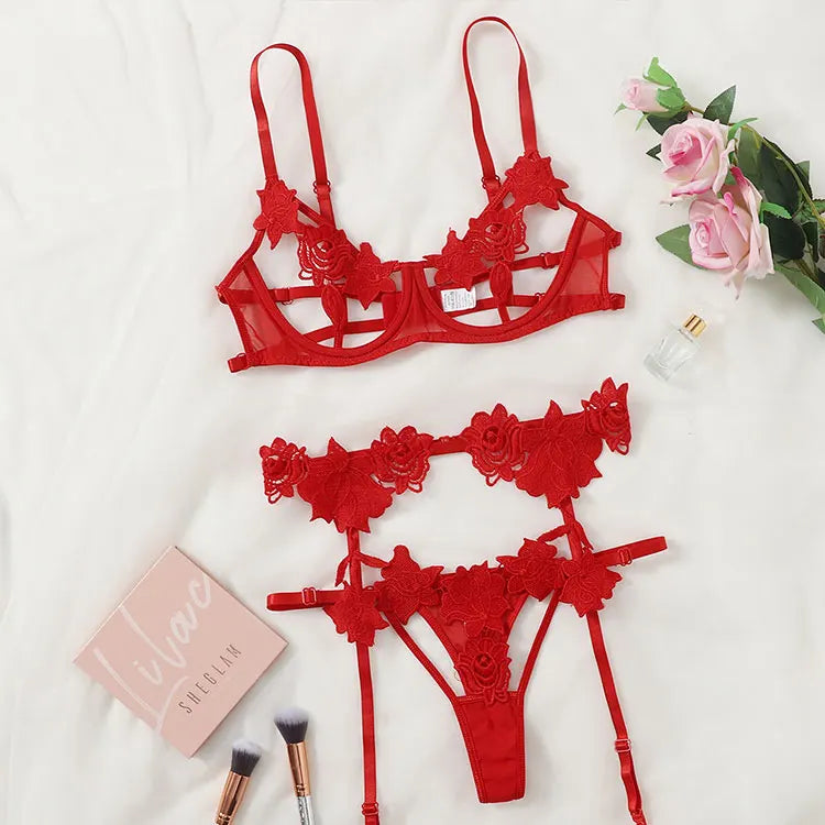 Profundamente enamorada del nuevo y moderno conjunto de lencería de mujer rojo intenso con transparencias, sujetador y bragas sexys de 2026.