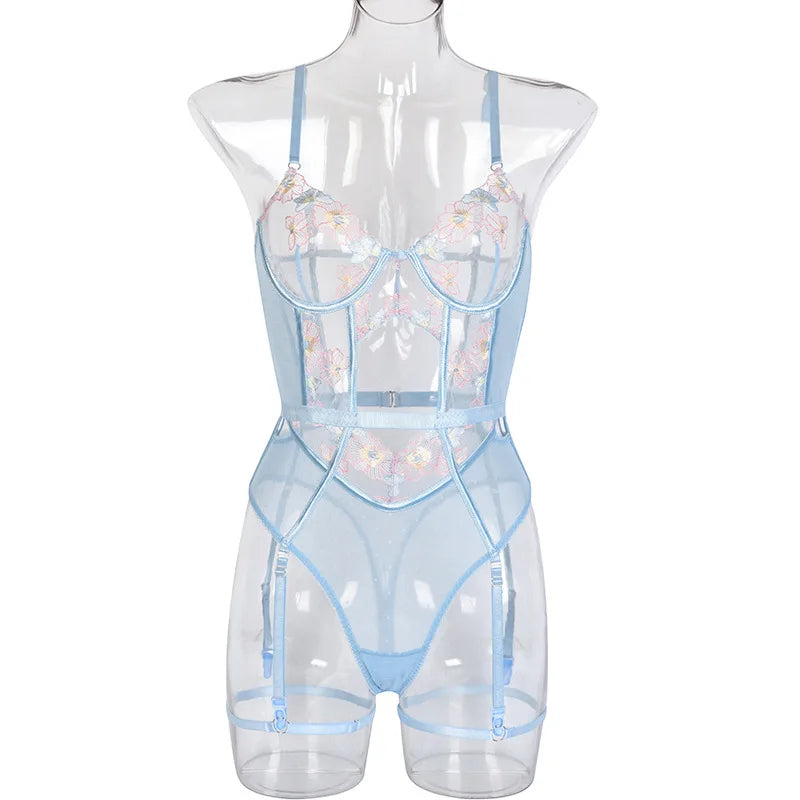 Profundamente enamorada de la moda del verano de 2026: bordado de encaje, artesanía compleja y resistente, body con aro, liguero y cinturón transparente en la cintura.